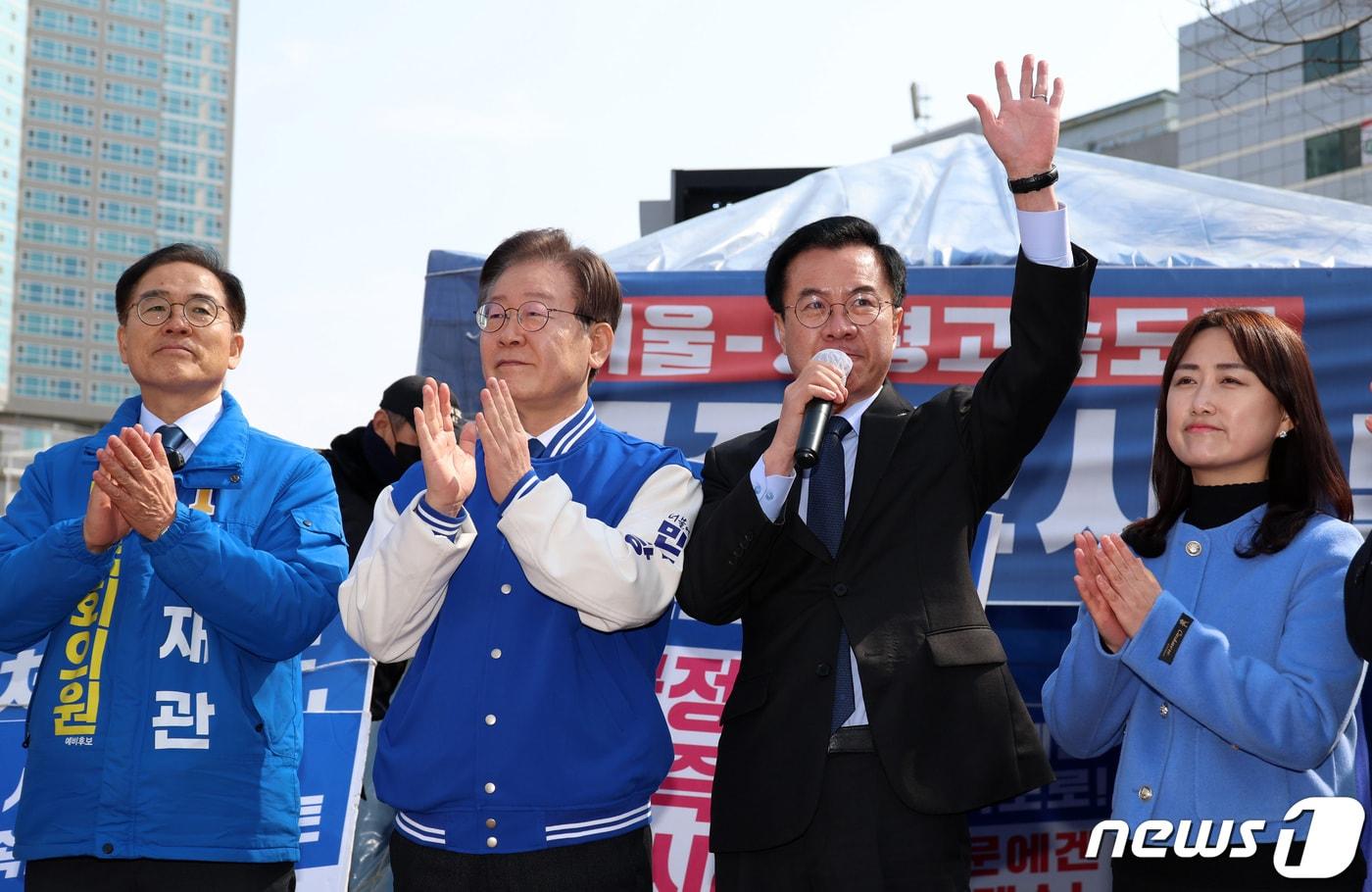 본문 이미지 - 윤영덕 더불어민주연합 공동대표가 7일 =경기도 양평군청 앞에 마련된 '서울·양평 고속도로 국정농단 진상규명 촉구' 농성장 앞에서 양평고속도로 특혜의혹 규탄 기자회견을 하고 있다. 왼쪽부터 더불어민주당 최재관 여주시·양평군 후보, 이재명 대표, 더불어민주연합 윤 공동대표, 백승아 공동대표. (공동취재)/뉴스1 ⓒ News1 구윤성 기자