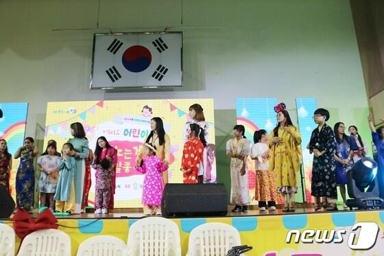 본문 이미지 -   정읍시가 다문화가정과 더불어 사는 사회를 조성하기 위해 결혼이민자를 대상으로 '고향나들이 지원사업'을 추진한다. 정읍시 다문화가정 축제 한 장면(뉴스1/DB)