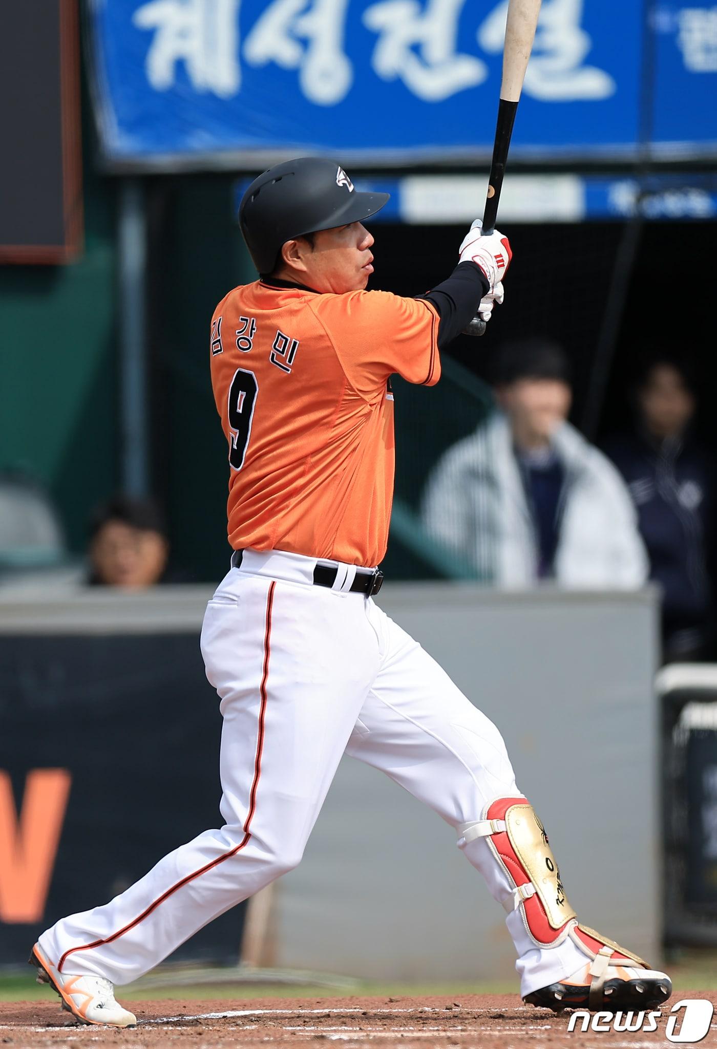 본문 이미지 - 7일 대전 중구 한화생명 이글스파크에서 열린 한화 자체 청백전에서 김강민이 헛스윙 삼진아웃 당하고 있다. 2024.3.7/뉴스1 ⓒ News1 박정호 기자