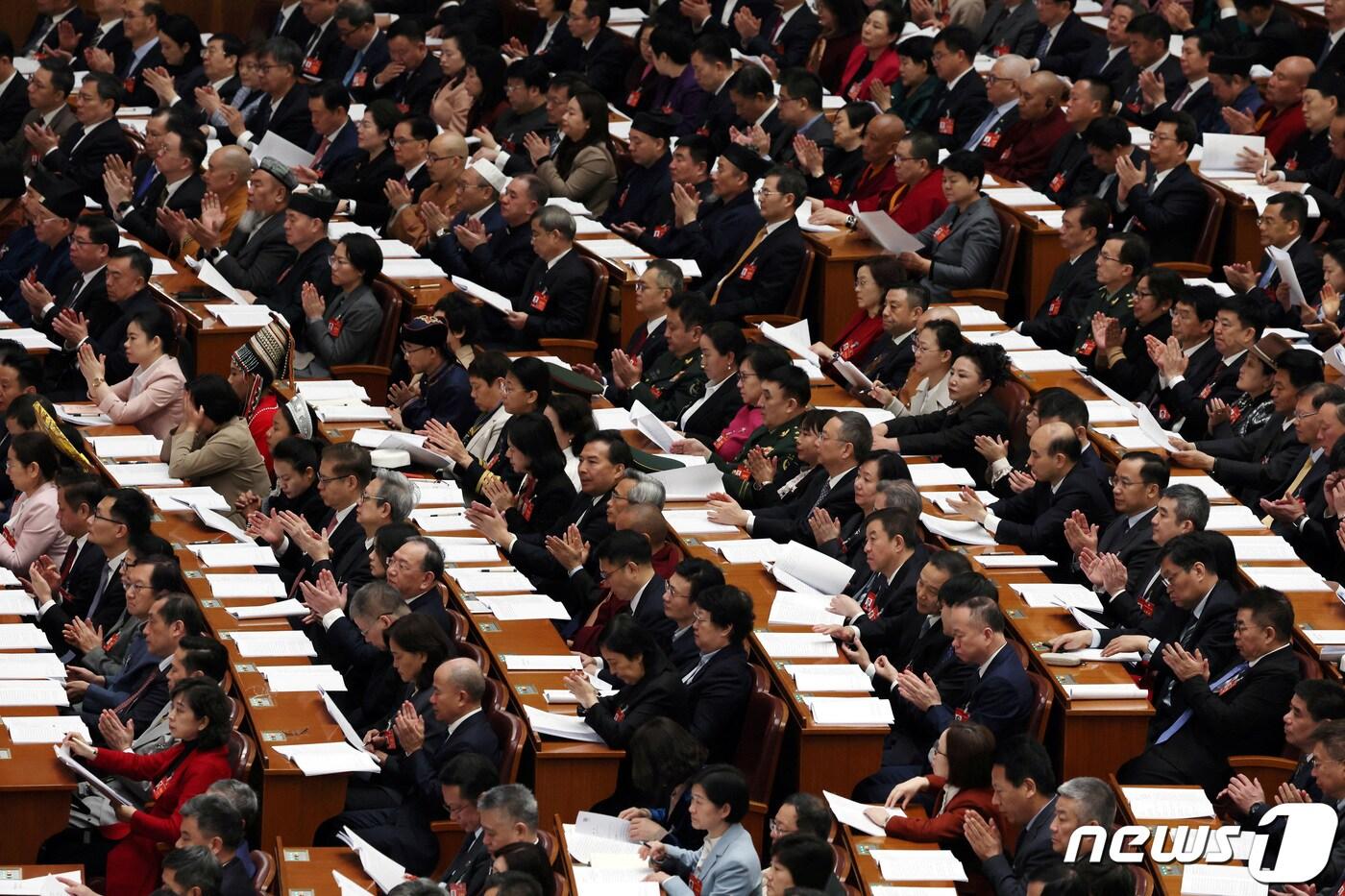 지난해 3월 7일 중국 베이징 인민대회당에서 열린 전국인민정치협상회의 제2차 전체회의에 참석한 대표단이 손뼉을 치고 있다. 2024.3.7 ⓒ 로이터=뉴스1 ⓒ News1 강민경 기자