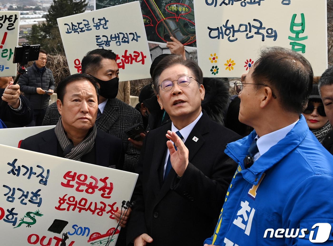본문 이미지 - 이재명(오른쪽 두번째) 더불어민주당 대표가 7일 오전 경기 양평군 강상면 병산리 서울-양평고속도로 특혜의혹 현장을 방문, 예정지에 대한 브리핑을 듣고 있다. (공동취재) 2024.3.7/뉴스1 ⓒ News1 구윤성 기자