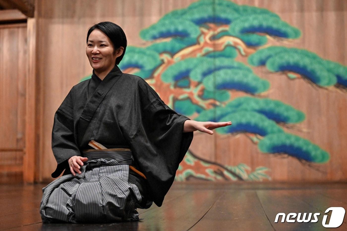 일본 도쿄의 한 극장에서 전통극 '노' 배우 가시와자키 마유코가 인터뷰 도중 포즈를 취하고 있다. 그는 작품 '도죠지'에서 주연을 맡아 배신당한 여인의 복수를 그린다. 2024.01.24/ ⓒ AFP=뉴스1 ⓒ News1 권진영 기자