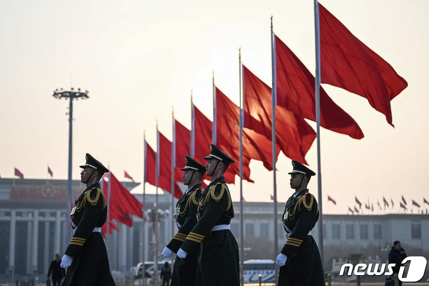지난해 3월 7일&#40;현지시간&#41; 중국 양회&#40;전국인민대표대회·중국인민정치협상회의&#41;가 열린 베이징의 톈안먼 광장에서 공안이 순찰하고 있다. 2024.03.07/ ⓒ AFP=뉴스1 ⓒ News1 박재하 기자