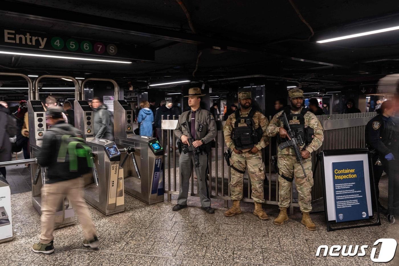 미국 뉴욕의 지하철에서 범죄가 급증하자 6일(현지시간) 배치된 주 방위군 인력들이 개찰구 옆에서 경비를 서고 있다. 2024.03.06 ⓒ AFP=뉴스1 ⓒ News1 정지윤 기자