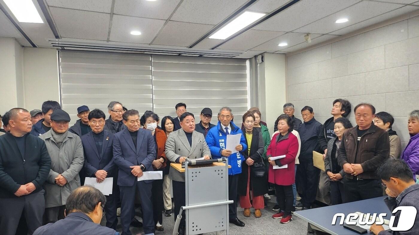 본문 이미지 - 총선 불출마를 선언한 전북특별자치도 정읍·고창 선거구 장기철(가운데) 전 민주당 지역위원장이 자신의 의도와는 전혀 무관한 사진이 특정 후보측의 홍보에 이용되고 있다고 항의했다.  장 전 위원장이 7일 정읍시청 브리핑룸에서 기자회견을 하고 있다.2024.3.7/뉴스1ⓒ News1 박제철 기자