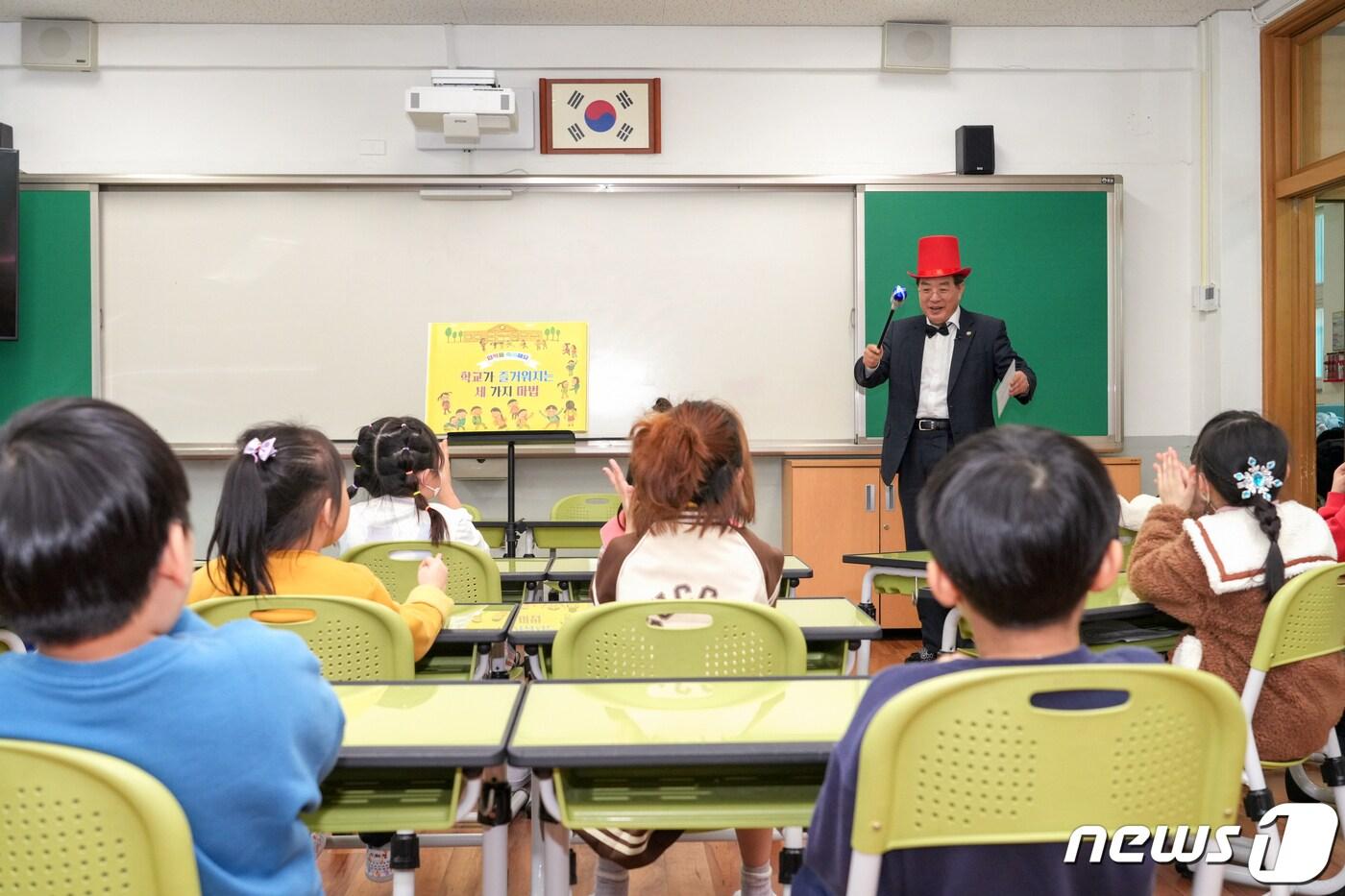 본문 이미지 -  7일 오후 하윤수 부산시교육감이 사상구 모덕초를 방문해 늘봄프로그램 재능기부를 펼치고있다.(부산시교육청 제공)