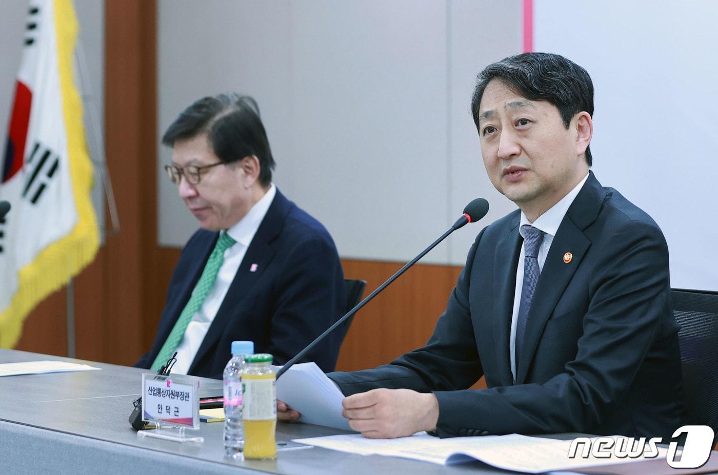 본문 이미지 - 안덕근 산업통상자원부 장관이 7일 오후 부산시청 회의실에서 열린 부산지역 대중소유통 상생협력 간담회에서 인사말을 하고 있다. (산업통상자원부 제공) 2024.3.7/뉴스1