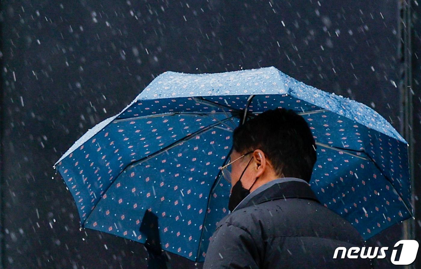 본문 이미지 - 눈이 내리는 7일 서울 중구 명동거리에서 우산을 쓴 시민이 발걸음을 재촉하고 있다. 2024.3.7/뉴스1 ⓒ News1 안은나 기자