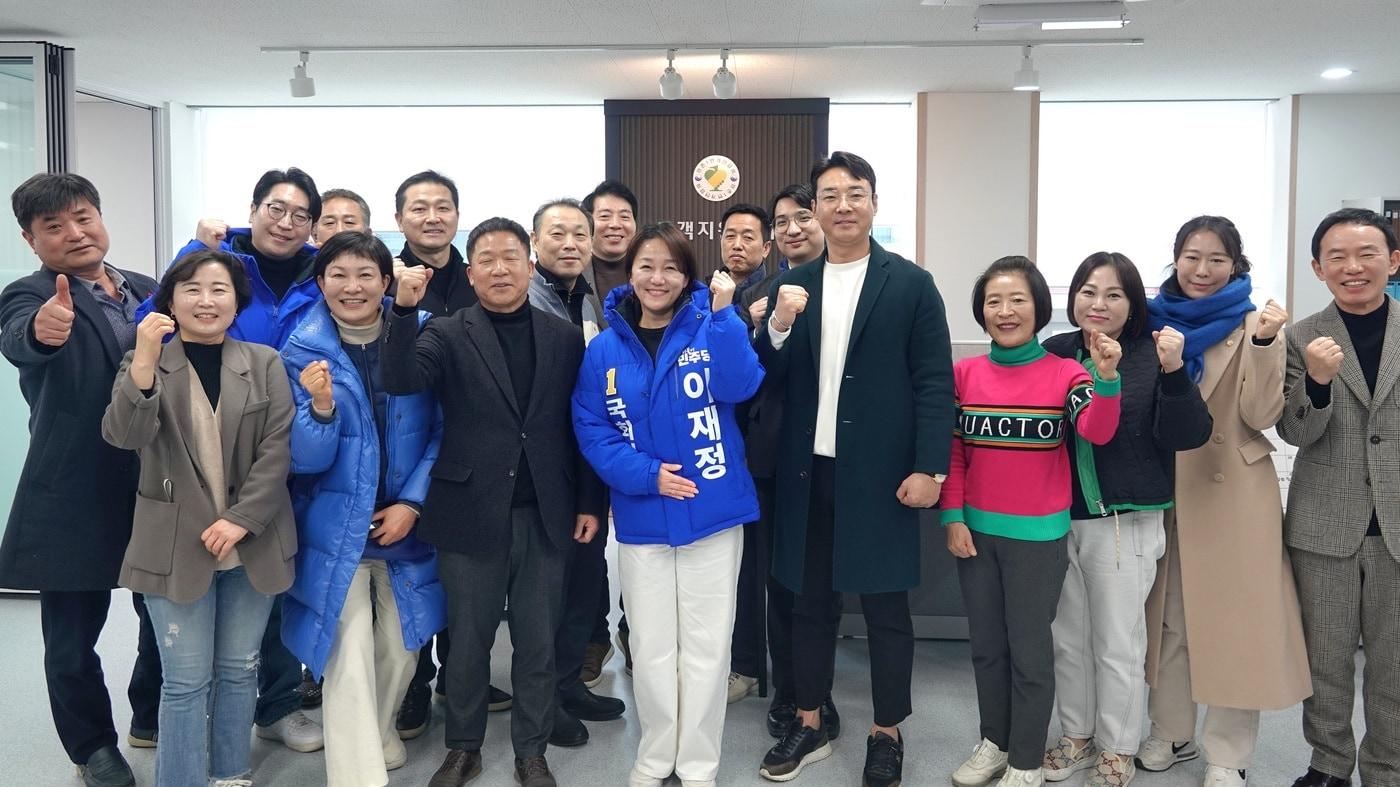 4·10총선 안양동안을 예비후보인 더불어민주당 이재정 의원(49)이 범계로데오거리(평촌1번가)와 호계시장을 찾아 상권경제 활성화를 위한 지원을 약속하고있다.(김도현 안양시의원 제공)/