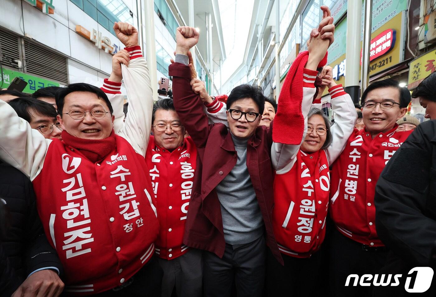 본문 이미지 - 한동훈 국민의힘 비상대책위원장이 7일 경기도 수원시 팔달구 지동못골시장에서 수원 지역구에 출마하는 후보들과 함께 시민들을 향해 인사하고 있다. (공동취재) 2024.3.7/뉴스1 ⓒ News1 김영운 기자