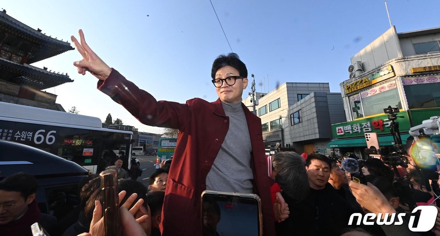 본문 이미지 - 한동훈 국민의힘 비상대책위원장이 7일 경기도 수원시 팔달구 지동시장에서 시민들을 향해 인사하고 있다. (공동취재) 2024.3.7/뉴스1 ⓒ News1 김영운 기자