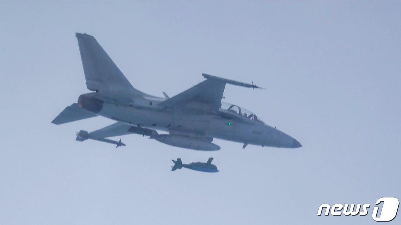 FA-50 전투기가 KGGB 공대지폭탄을 투하하고 있다. (공군 제공) 2024.3.7/뉴스1 <자료사진>
