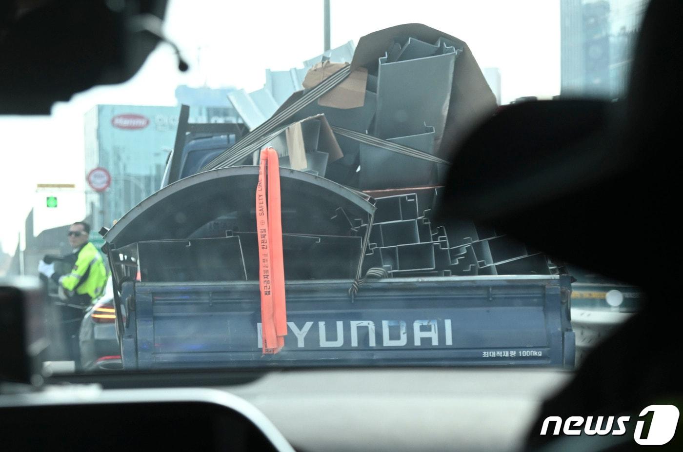 경기 화성시 경부고속도로 기흥동탄IC 부산방향 부근에서 경기남부청 고속도로순찰대와 유관기관 관계자 등 합동단속반이 적재물 불량 탑재 등을 단속하고 있다. (자료사진) /뉴스1 ⓒ News1 경기사진공동취재단