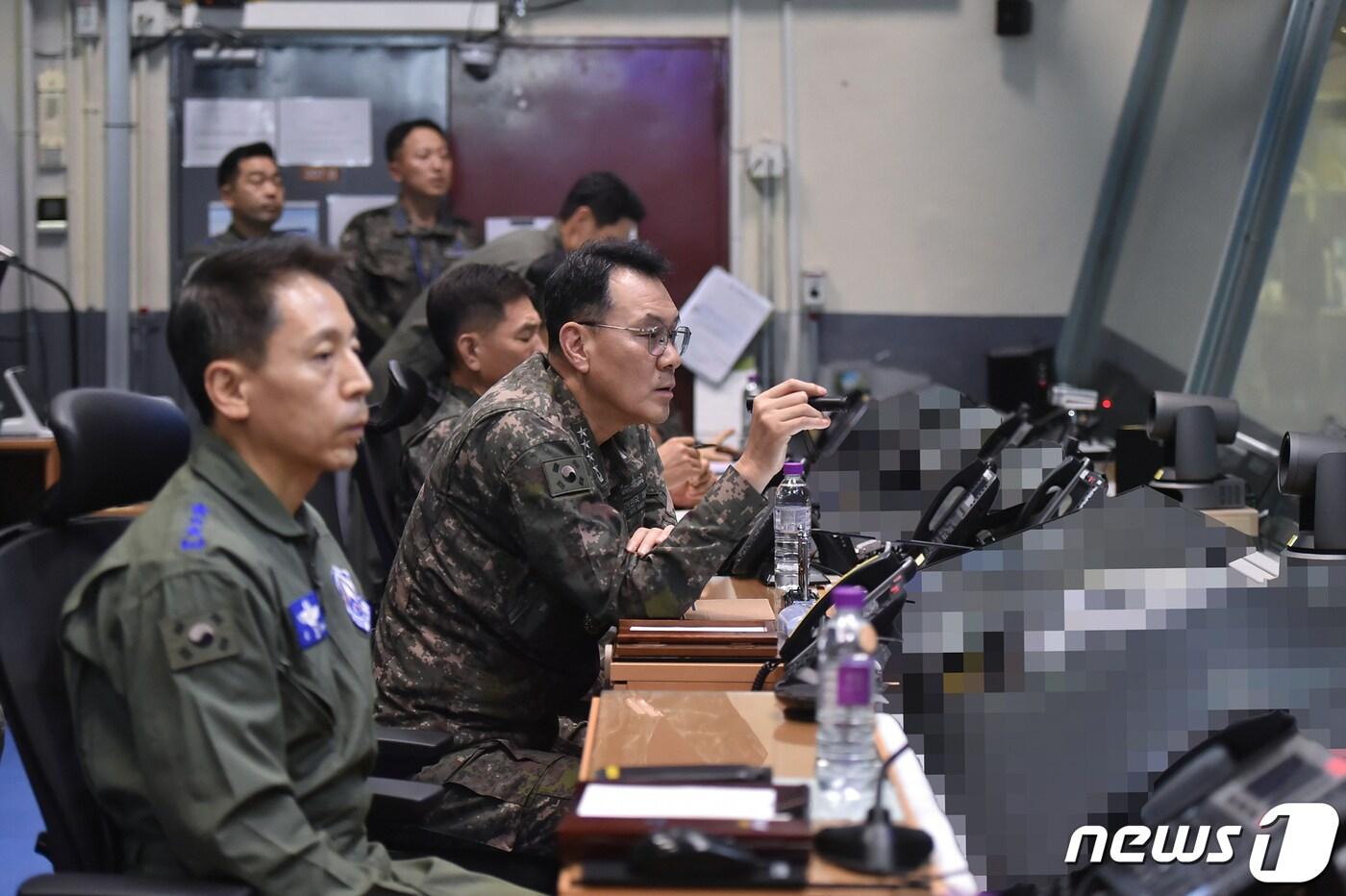 본문 이미지 - 김명수 합참의장이 7일 공군작전사령부 전투지휘소를 방문해 현장 지도를 하고 있다. (합동참모본부 제공) 2024.3.7/뉴스1