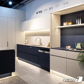 본문 이미지 -  '효심이네 각자도생' 방영 예림 본사 프리미엄 전시장(20평형대) 주방 가구 세트(예림 제공)