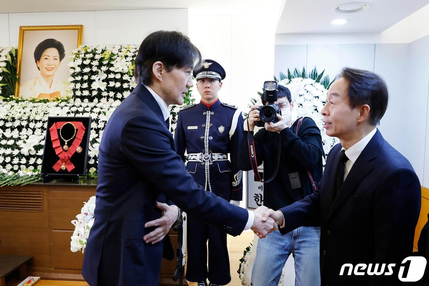 조국 조국신당 대표가 8일 서울 종로구 서울대병원 장례식장에 마련된 김영삼 前 대통령의 부인 손명순 여사의 빈소를 찾아 김영삼 前 대통령 차남 김현철 김영상대통령기념재단 이사장을 위로하고 있다. 2024. 03.08 ⓒ News1 이동해 기자