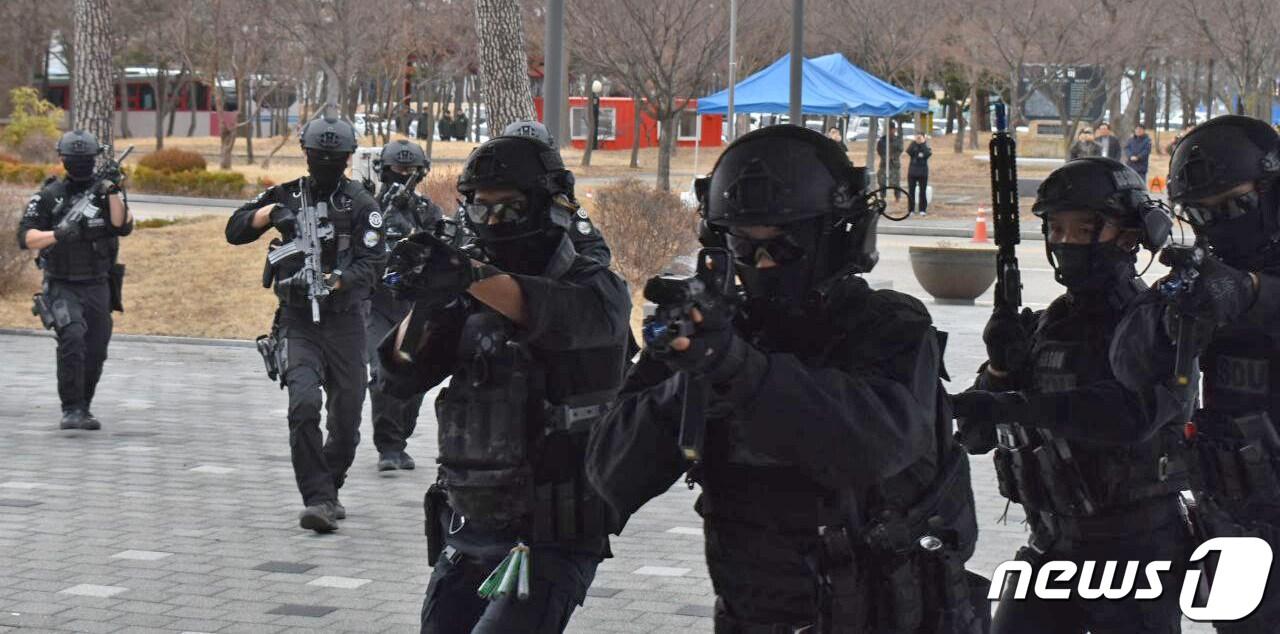 본문 이미지 - 육군 제50보병사단이 7일 한국수력원자력(주) 한울원자력본부에서 통합방위 훈련을 실시했다. 경찰특공대원들이 가상의 테러범을 제압하기 위해 이동하고 있다.(육군50사단 제공) 2024.3.8/뉴스1 