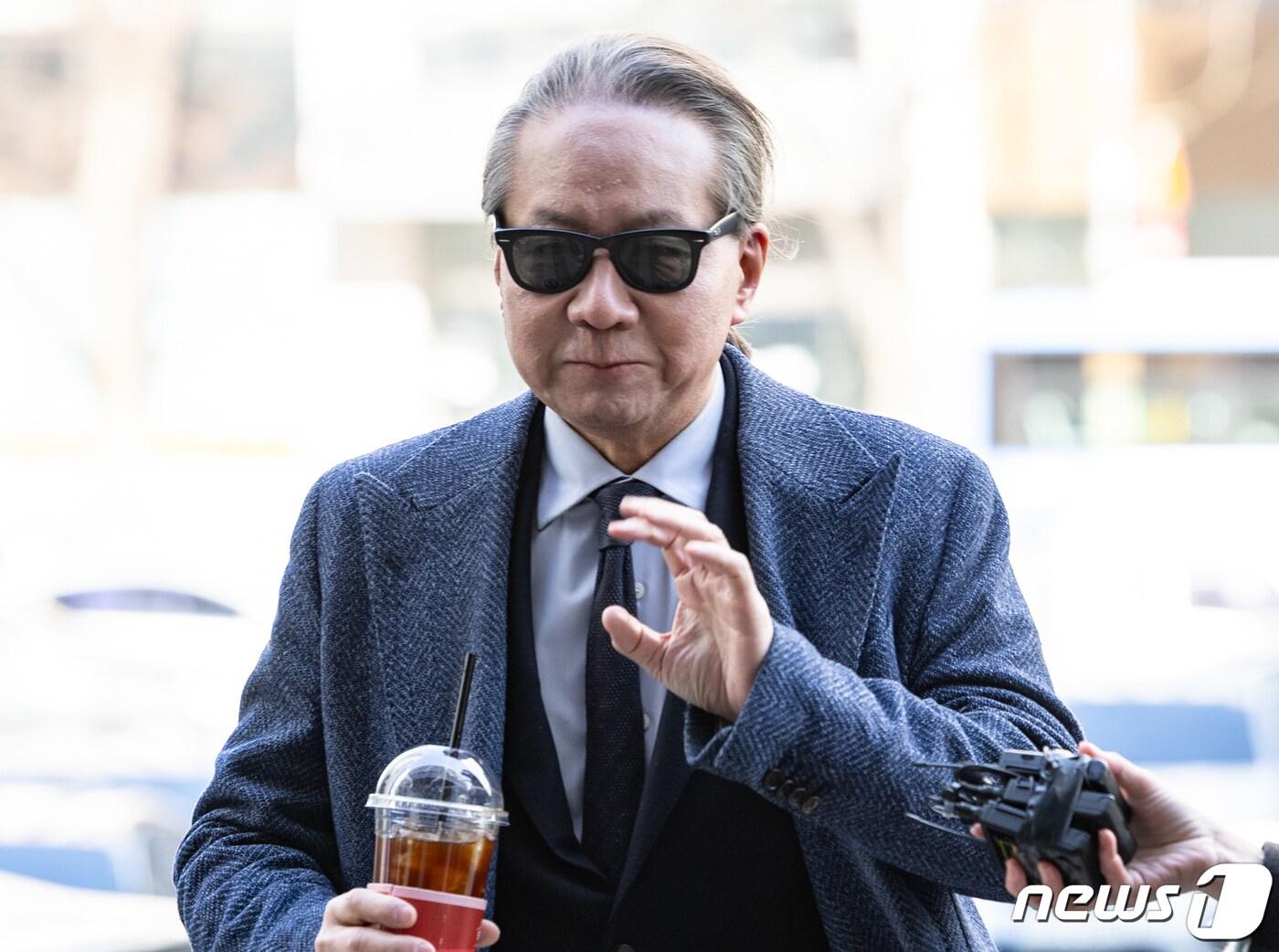 본문 이미지 - 주수호 대한의사협회 의대정원 증원 저지를 위한 비상대책위원회 언론홍보위원장이 8일 오전 서울 마포구 서울경찰청 공공범죄수사대에서 휴대전화 포렌식 참관을 위해 출석하고 있다. 2024.3.8/뉴스1 ⓒ News1 이재명 기자