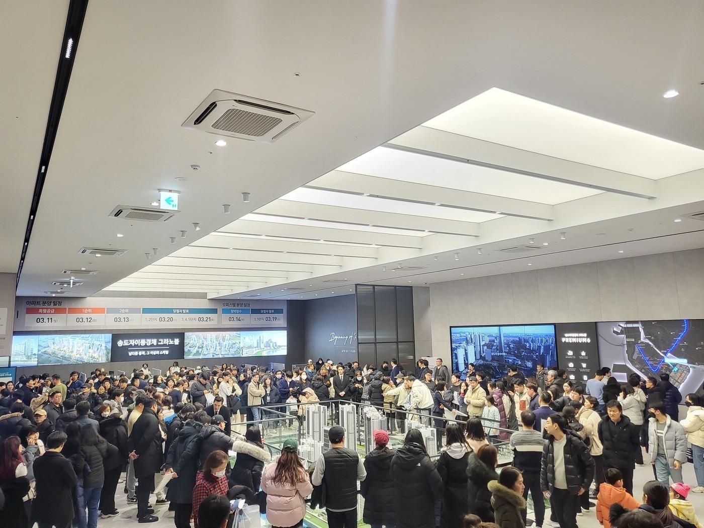 본문 이미지 - 송도자이풍경채 그라노블 견본주택에 많은 이들이 방문했다(GS건설).