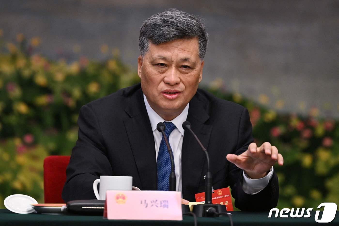 본문 이미지 - 마싱루이 중국 신장 위구르 자치구 당 서기가 7일 (현지시간) 베이징 인민 대회당에서 열린 전국인민대표대회(전인대) 중 신장 대표단과 회의서 발언을 하고 있다. 2024. 3. 8 ⓒ AFP=뉴스1