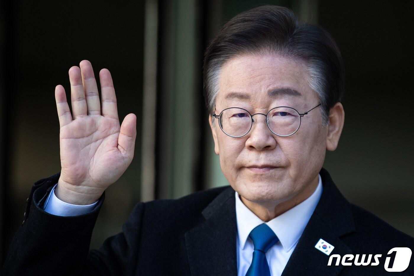 본문 이미지 - 이재명 더불어민주당 대표가 8일 서울 서초구 중앙지방법원에서 열린 '허위사실 공표' 공직선거법위반 공판에 출석하며 지지자들을 향해 인사하고 있다. 2024.3.8/뉴스1 ⓒ News1 유승관 기자