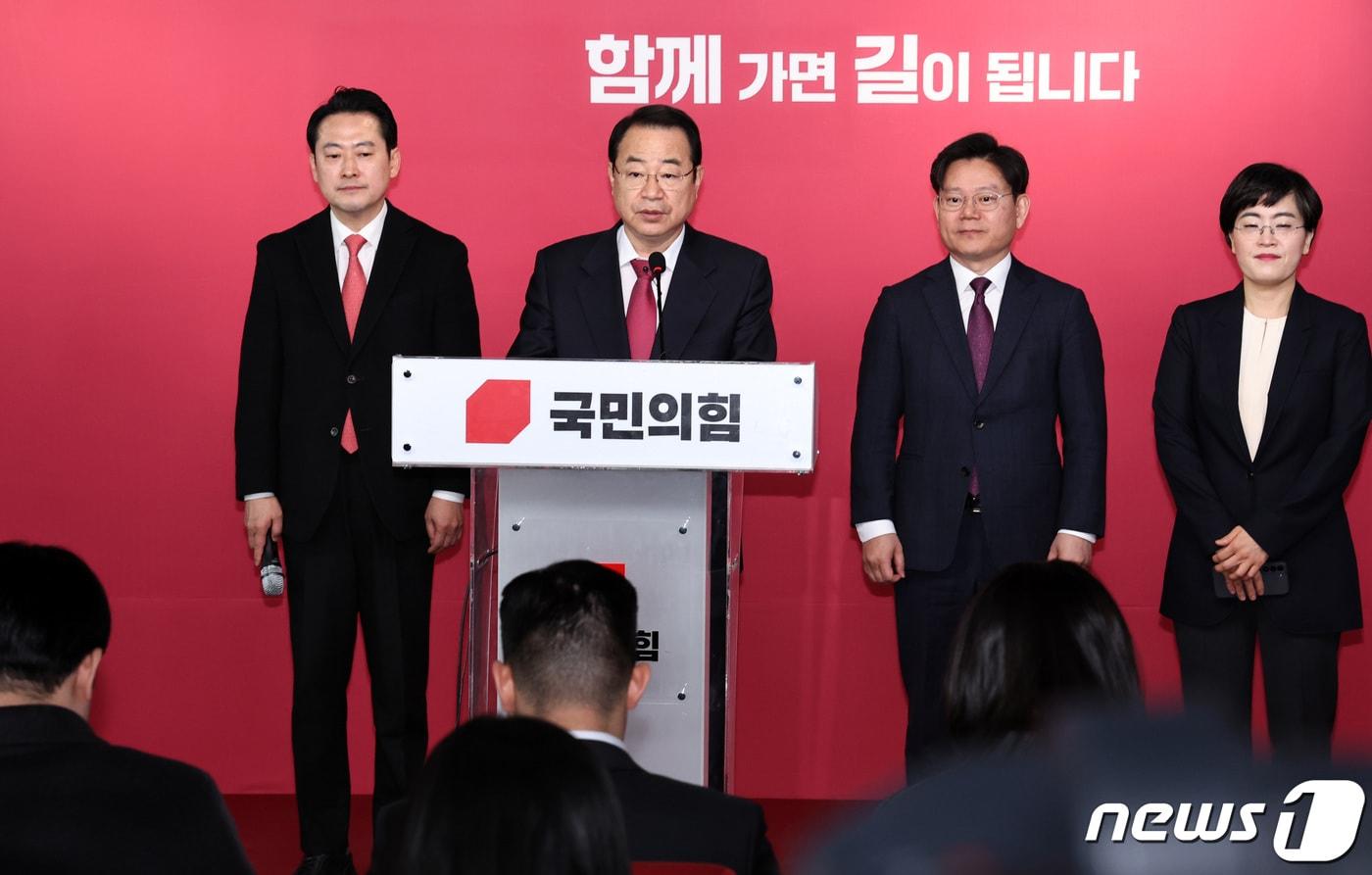 본문 이미지 - 정영환 국민의힘 공천관리위원장이 서울 여의도 중앙당사에서 공천 심사 결과를 발표하고 있다. 2024.3.8/뉴스1 ⓒ News1 구윤성 기자