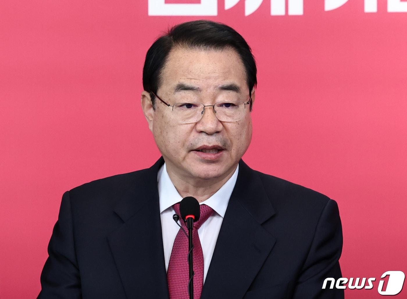 본문 이미지 - 정영환 국민의힘 공천관리위원장이 8일 오전 서울 여의도 중앙당사에서 공천 심사 결과를 발표하고 있다. 2024.3.8/뉴스1 ⓒ News1 구윤성 기자