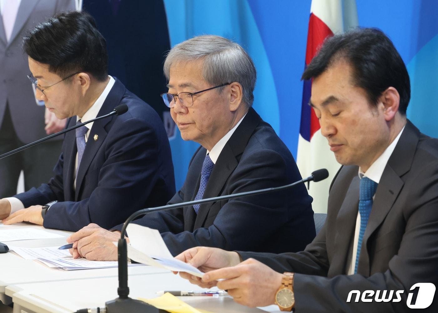 본문 이미지 - 임혁백 더불어민주당 공천관리위원장과 안규백 전략공관위원장, 조정식 사무총장이 8일 서울 여의도 중앙당사에서 공관위원회 활동 브리핑을 하고 있다. 2024.3.8/뉴스1 ⓒ News1 송원영 기자