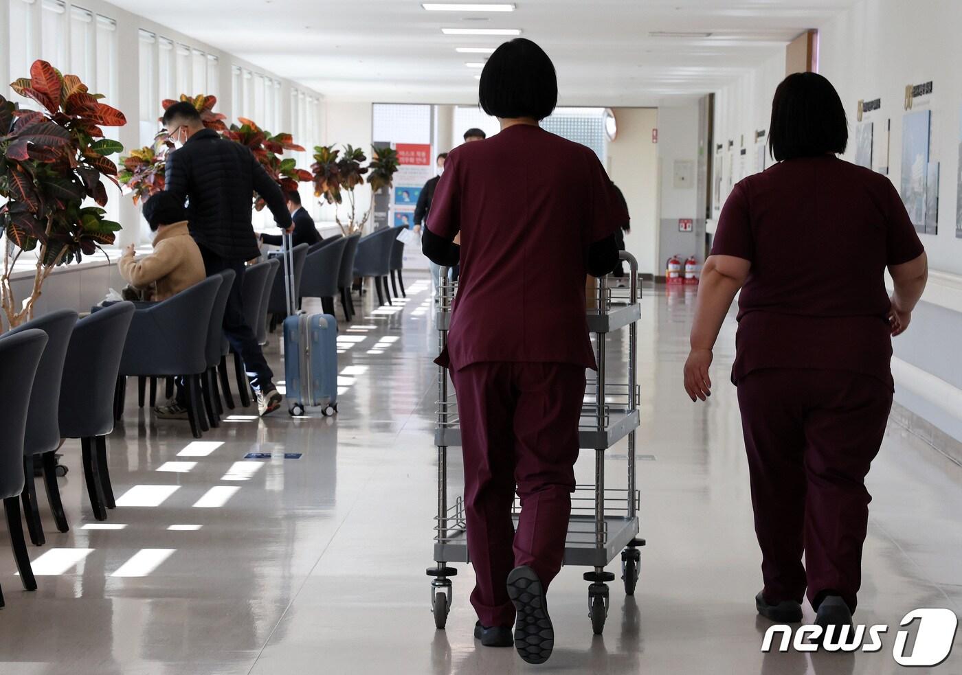 본문 이미지 - 전공의 이탈 여파를 최소화하기 위해 간호사 업무 범위가 확대되고 있는 가운데 8일 서울의 한 종합병원에서 간호사들이 이동하고 있다.  2024.3.8/뉴스1 ⓒ News1 이동해 기자