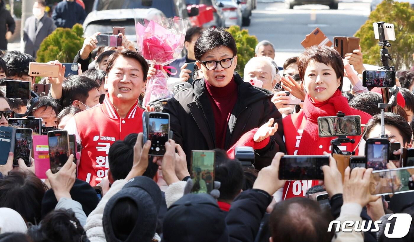 본문 이미지 - 한동훈 국민의힘 비상대책위원장과 안철수, 김은혜 국회의원 후보가 8일 오전 재건축 추진 아파트단지인 경기 성남시 양지금호1단지아파트를 방문해 시민들과 인사하고 있다. (공동취재) 2024.3.8/뉴스1 ⓒ News1 김영운 기자