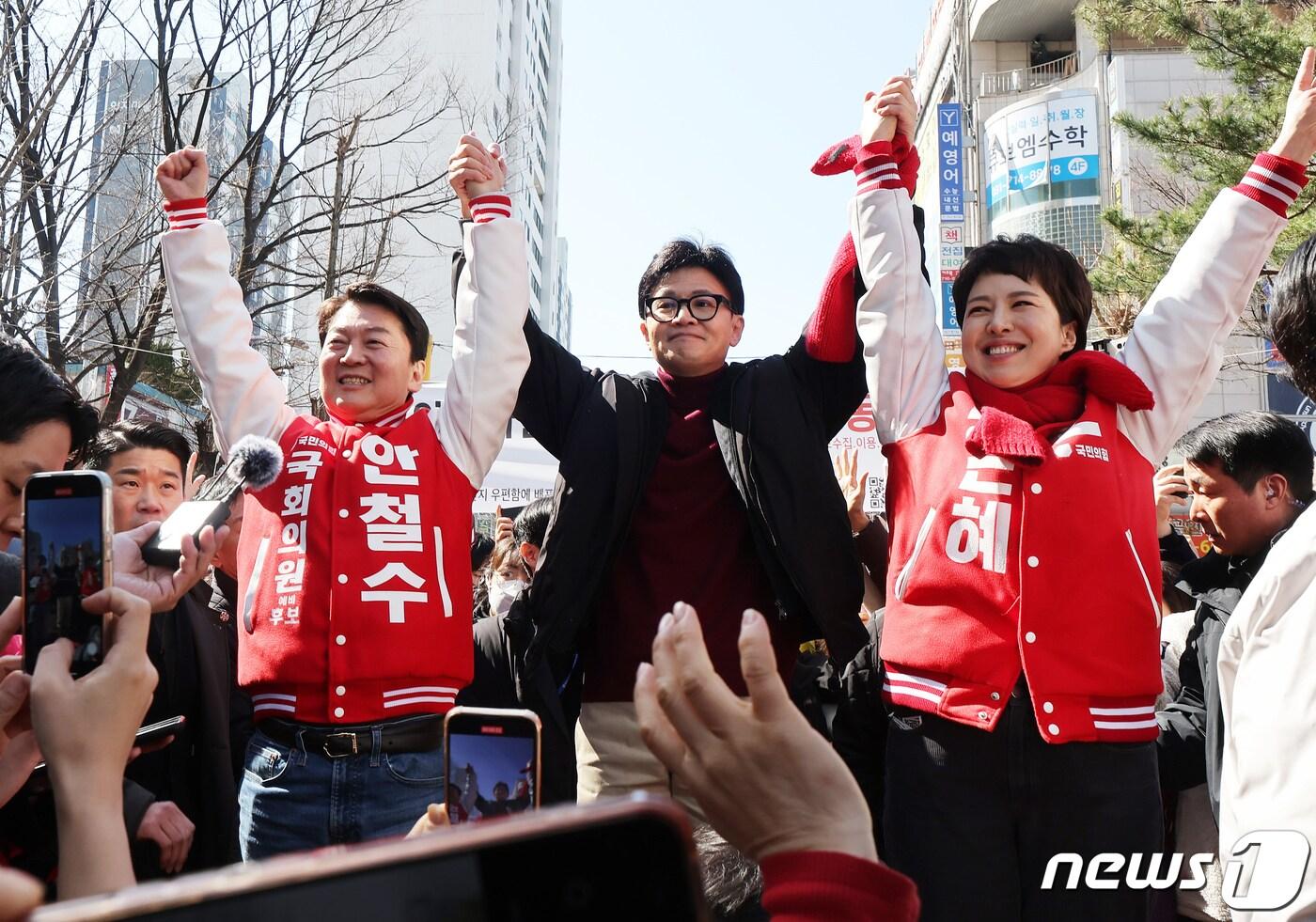 본문 이미지 - 한동훈 국민의힘 비상대책위원장이 8일 오전 재건축 추진 중인 경기도 성남시 분당구 양지금호1단지아파트를 방문해 안철수, 김은혜 후보와 함께 시민들에게 인사하고 있다. (공동취재) 2024.3.8/뉴스1 ⓒ News1 김영운 기자