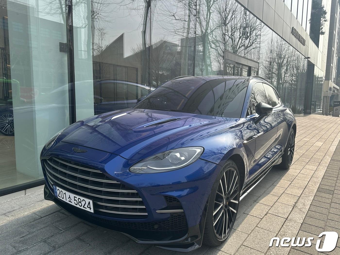 본문 이미지 - 애스턴마틴 DBX707 2024.02.01/뉴스1 ⓒ News1 금준혁 기자