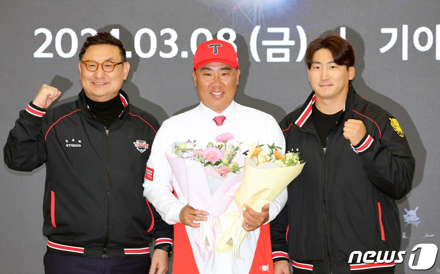 본문 이미지 - 8일 기아오토랜드 광주에서 열린 KIA타이거즈 제11대 감독 취임식에서 이범호 신임 감독(가운데)이 심재학 단장(왼쪽)과 주장 나성범 선수(오른쪽)와 기념 촬영하고 있다.2024.3.8/뉴스1 ⓒ News1 김태성 기자