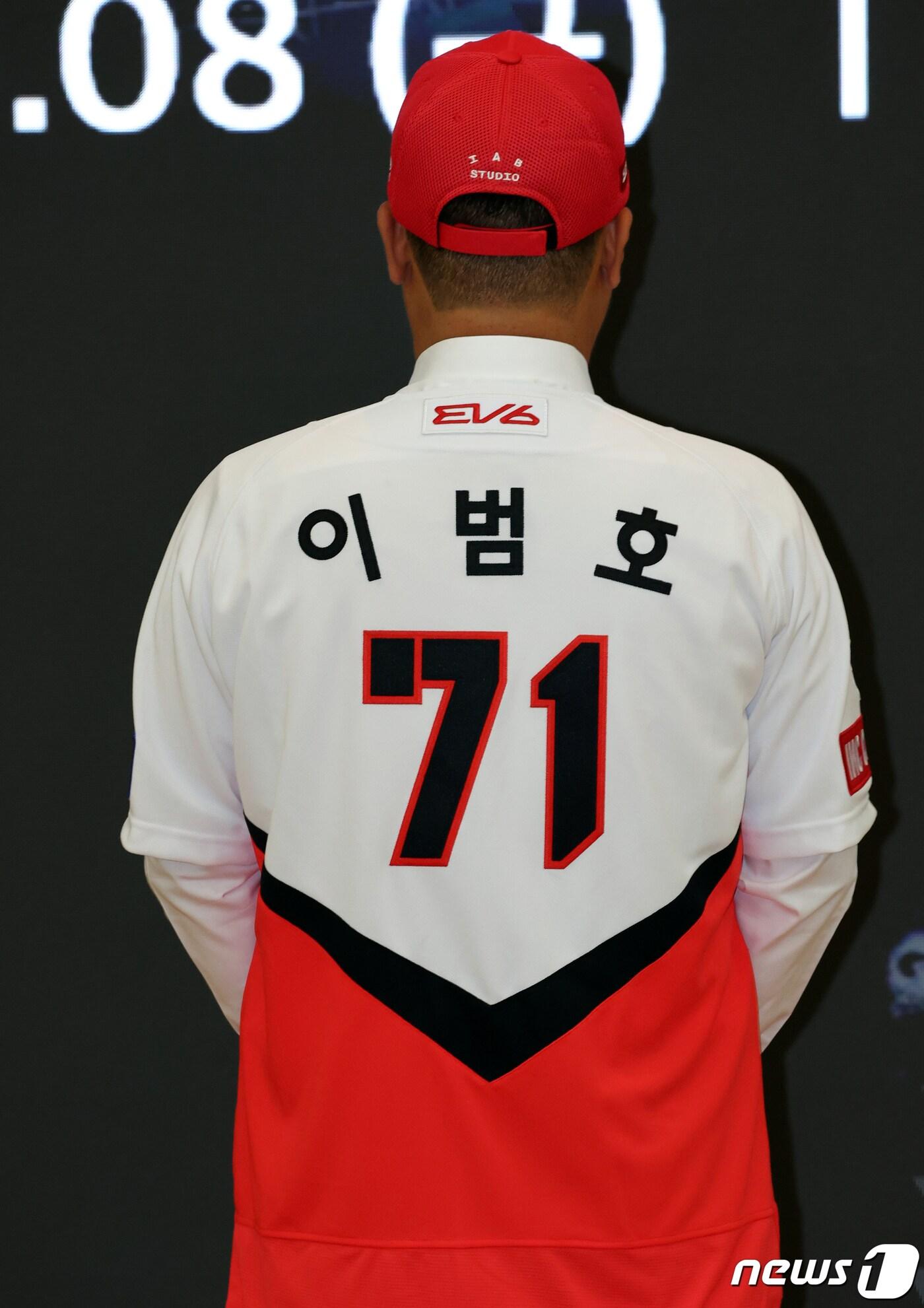 본문 이미지 - 8일 기아오토랜드 광주에서 열린 KIA타이거즈 제11대 감독 취임식에서 이범호 신임 감독이 유니폼을 배부받고 기념촬영하고 있다. 이 감독에게는 등 번호 '71번'이 부여됐다. 2024.3.8/뉴스1 ⓒ News1 김태성 기자