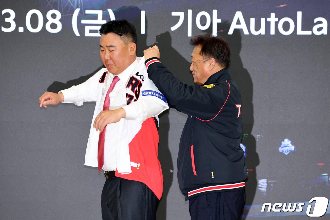 본문 이미지 - 8일 기아오토랜드 광주에서 열린 KIA타이거즈 제11대 감독 취임식에서 이범호 신임 감독이 최준영 대표이사(오른쪽)로부터 유니폼을 배부받고 있다. 이 감독에게는 등 번호 '71번'이 부여됐다. 2024.3.8/뉴스1 ⓒ News1 김태성 기자