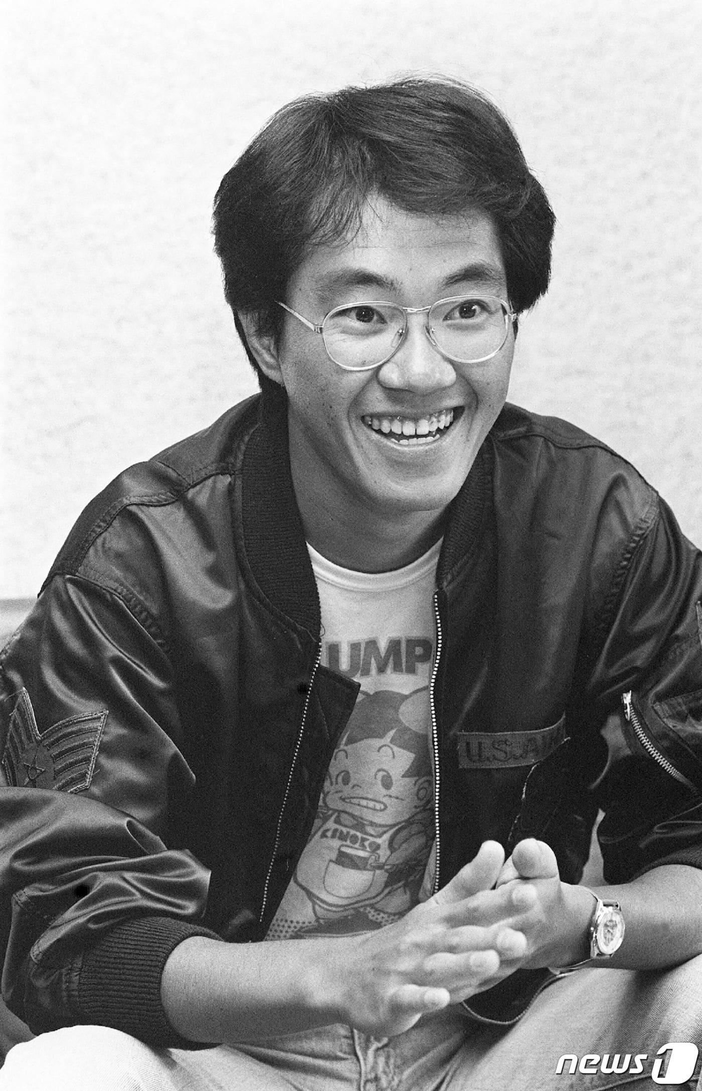 본문 이미지 - 일본을 대표하는 만화가, 도리야마 아키라의 젊은 시절 모습. '드래곤볼'과 '닥터슬럼프'로 일본의 만화 문화를 세계에 알리는 주역이었다. 1982년 5월 촬영. ⓒ AFP=뉴스1 ⓒ News1 권진영 기자