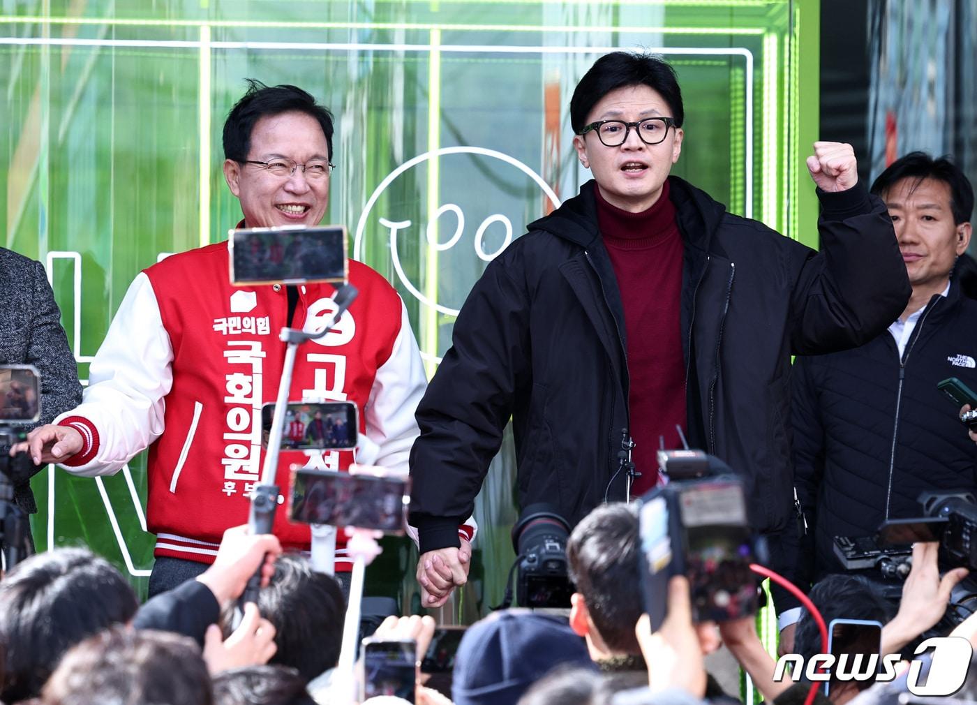 본문 이미지 - 한동훈 국민의힘 비상대책위원장(오른쪽)이 지난 8일 오후 경기 용인시 수지구청역사거리에서 고석(용인병) 후보와 함께 지지자들에게 인사하고 있다. 2024.3.8/뉴스1 ⓒ News1 구윤성 기자