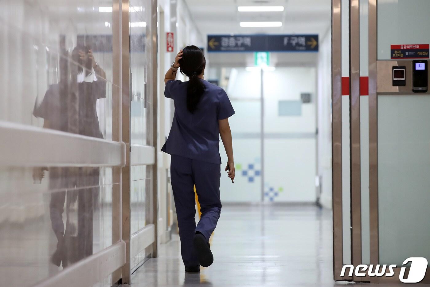 본문 이미지 - 전공의 이탈 여파를 최소화하기 위해 간호사 업무 범위가 확대되는 가운데 8일 대구의 한 대학병원에서 간호사가 응급실로 향하고 있다. 2024.3.8/뉴스1 ⓒ News1 공정식 기자