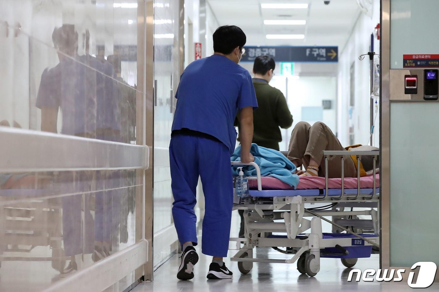 본문 이미지 - 전공의 이탈 여파를 최소화하기 위해 간호사 업무 범위가 확대되는 가운데 8일 대구의 한 대학병원에서 간호사가 응급실로 환자를 옮기고 있다. 2024.3.8/뉴스1 ⓒ News1 공정식 기자