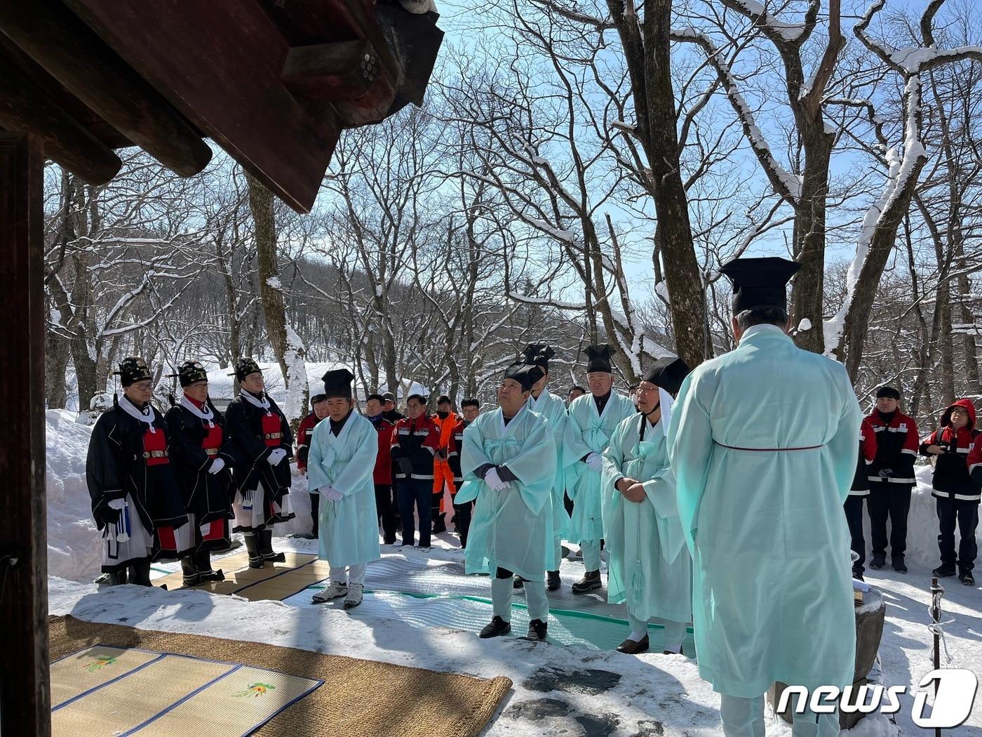 본문 이미지 - 동부지방산림청 강릉국유림관리소가 8일 오전 강원 평창군 대관령 국사성황당에서 산림사업장의 안전을 기원하는 산신제례를 봉행하고 있다.(강릉국유림관리소 제공) 2024.3.38/뉴스1