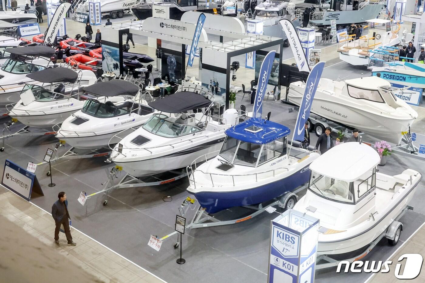 본문 이미지 - 8일 오후 경기 고양시 킨텍스에서 열린 '2024 경기국제보트쇼'를 찾은 관람객들이 요트, 보트 등 다양한 종류의 레저선박를 살펴보고 있다. 2024.3.8/뉴스1 ⓒ News1 민경석 기자