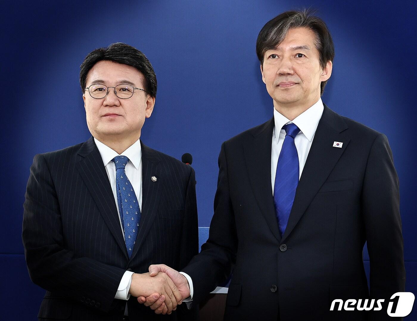 본문 이미지 - 조국 조국혁신당 대표(오른쪽)와 황운하 의원이 8일 오전 서울 여의도 조국혁신당사에서 열린 황 의원 입당식에서 악수하고 있다. 2024.3.8/뉴스1 ⓒ News1 송원영 기자