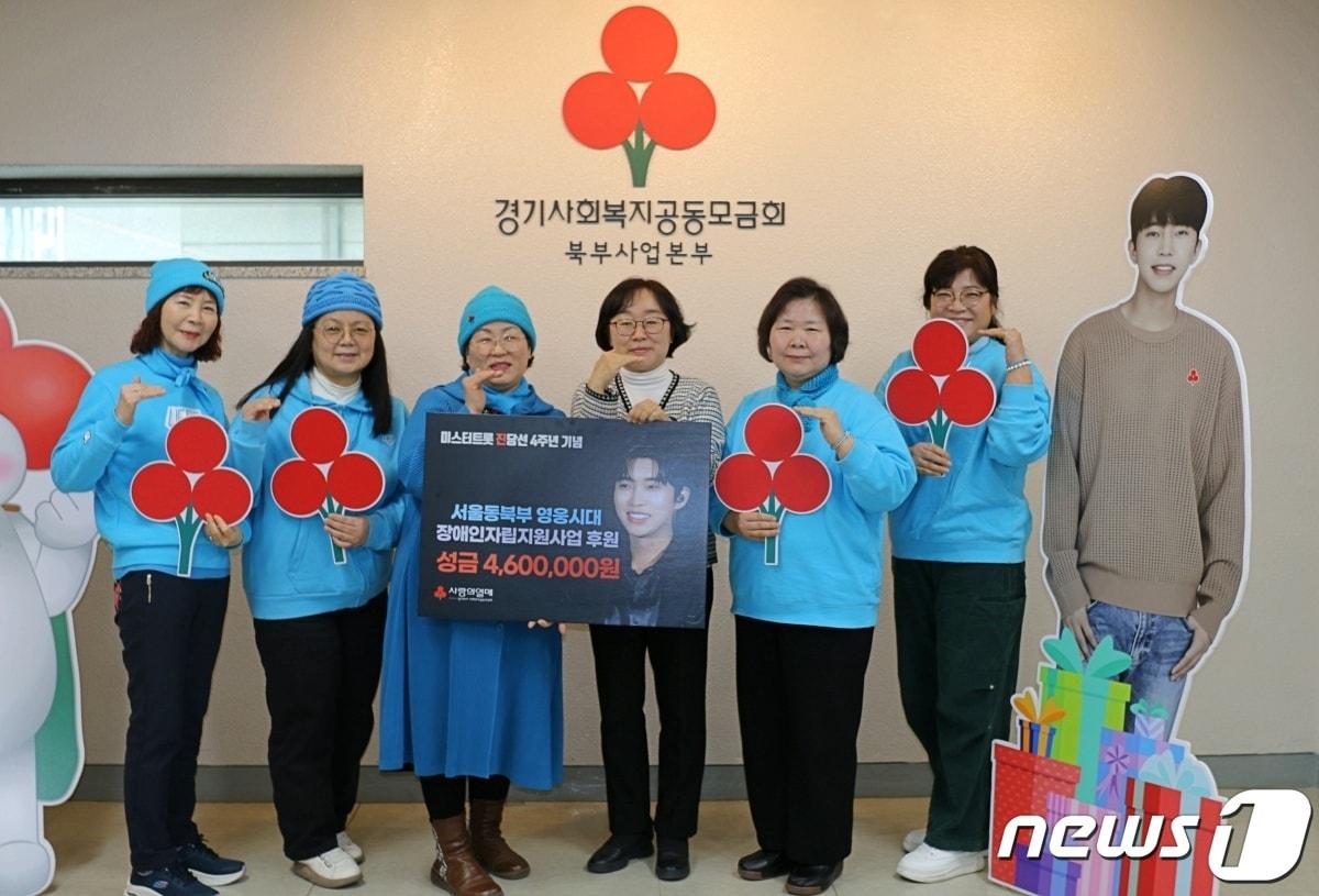 본문 이미지 - 7일 서울동북부 영웅시대 천영인 회장(왼쪽 3번째)과 회원들이 경기북부사랑의열매를 방문해 성금을 기탁하고 이경아 본부장(왼쪽 4번째)과 기념촬영을 하고 있다. (경기사랑의열매 제공)