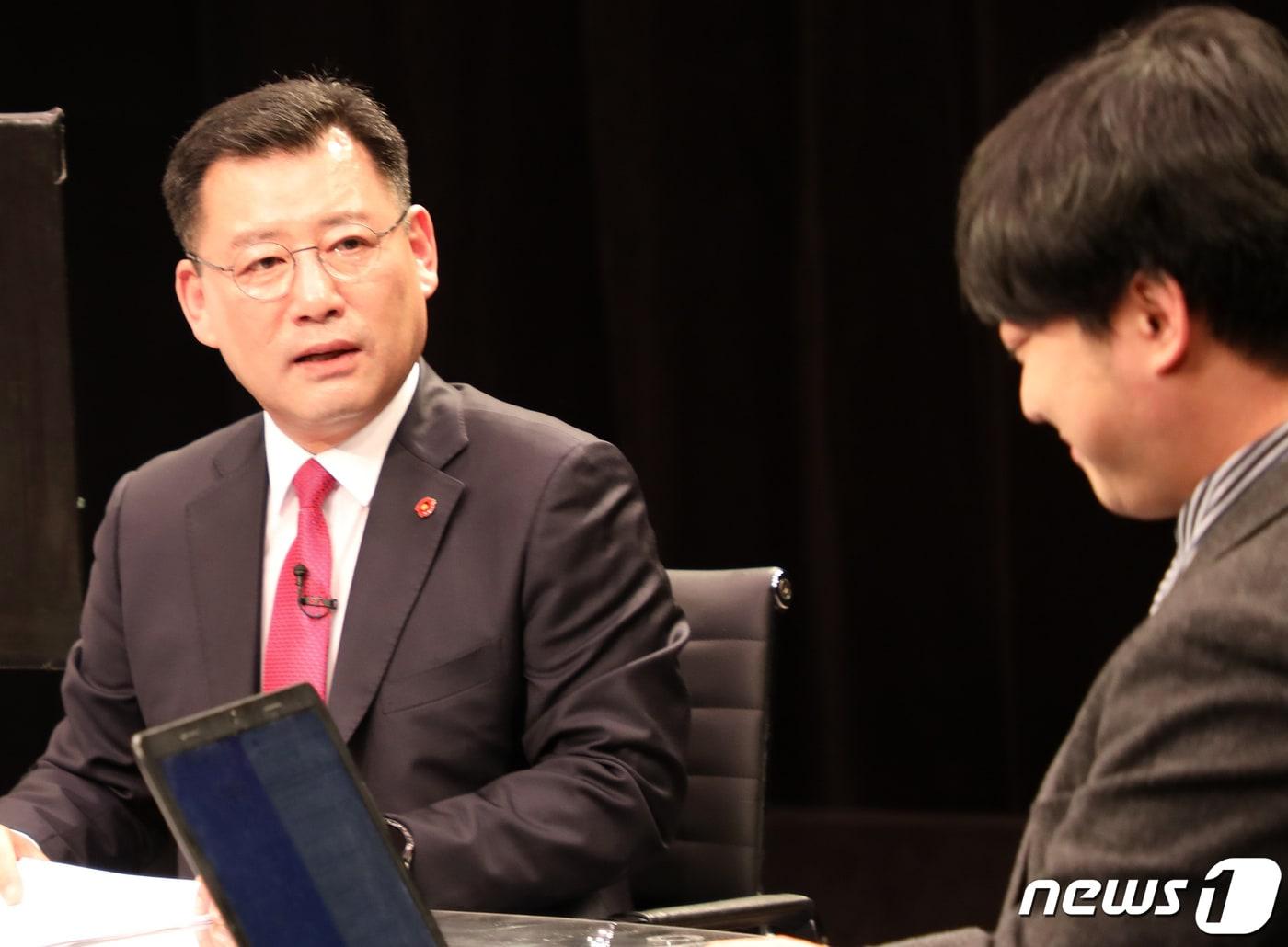 본문 이미지 - 김영진 무소속 제주갑 예비후보가 JIBS 스튜디오에서 뉴스1 제주본부 및 제민일보·JIBS·미디어제주 등 제주지역 언론 4사와 인터뷰하고 있다(공동취재단)/뉴스1