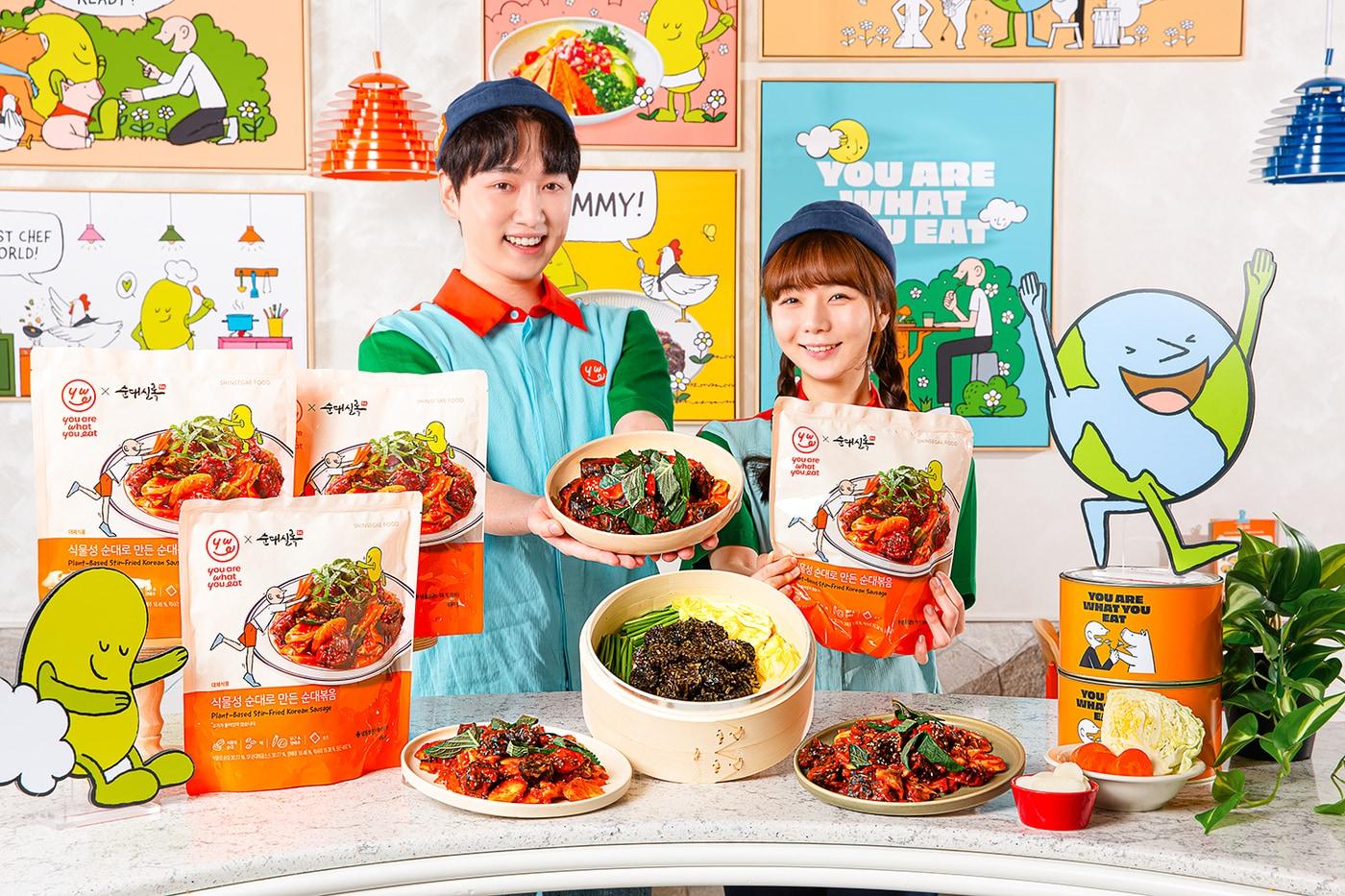 대안식 레스토랑 ‘유아왓유잇’ 스타필드 코엑스점에서 모델들이 신세계푸드와 프리미엄 순대 전문점 순대실록이 협업해 출시한 ‘유아왓유잇 식물성 순대볶음’을 선보이고 있다.(신세계푸드 제공)