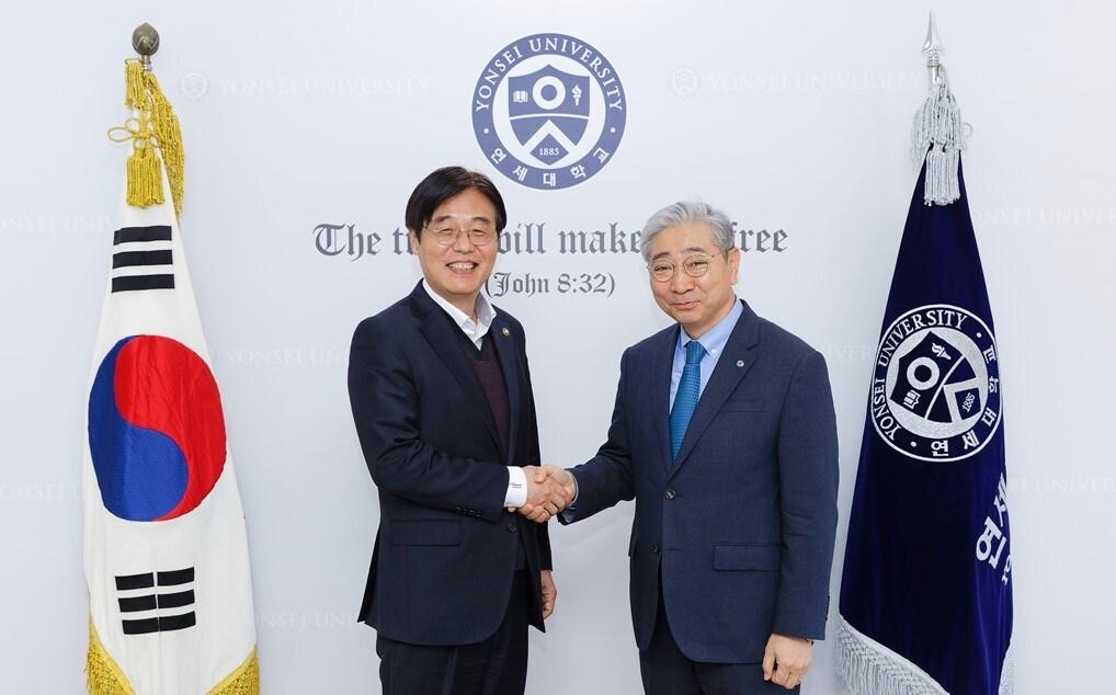 본문 이미지 - 김형렬 행정중심복합도시건설청장(왼쪽)이 8일 윤동섭 연세대 총장을 만나 세종공동캠퍼스에 대해 설명한 뒤 악수를 하고 있다. (행복청 제공) / 뉴스1