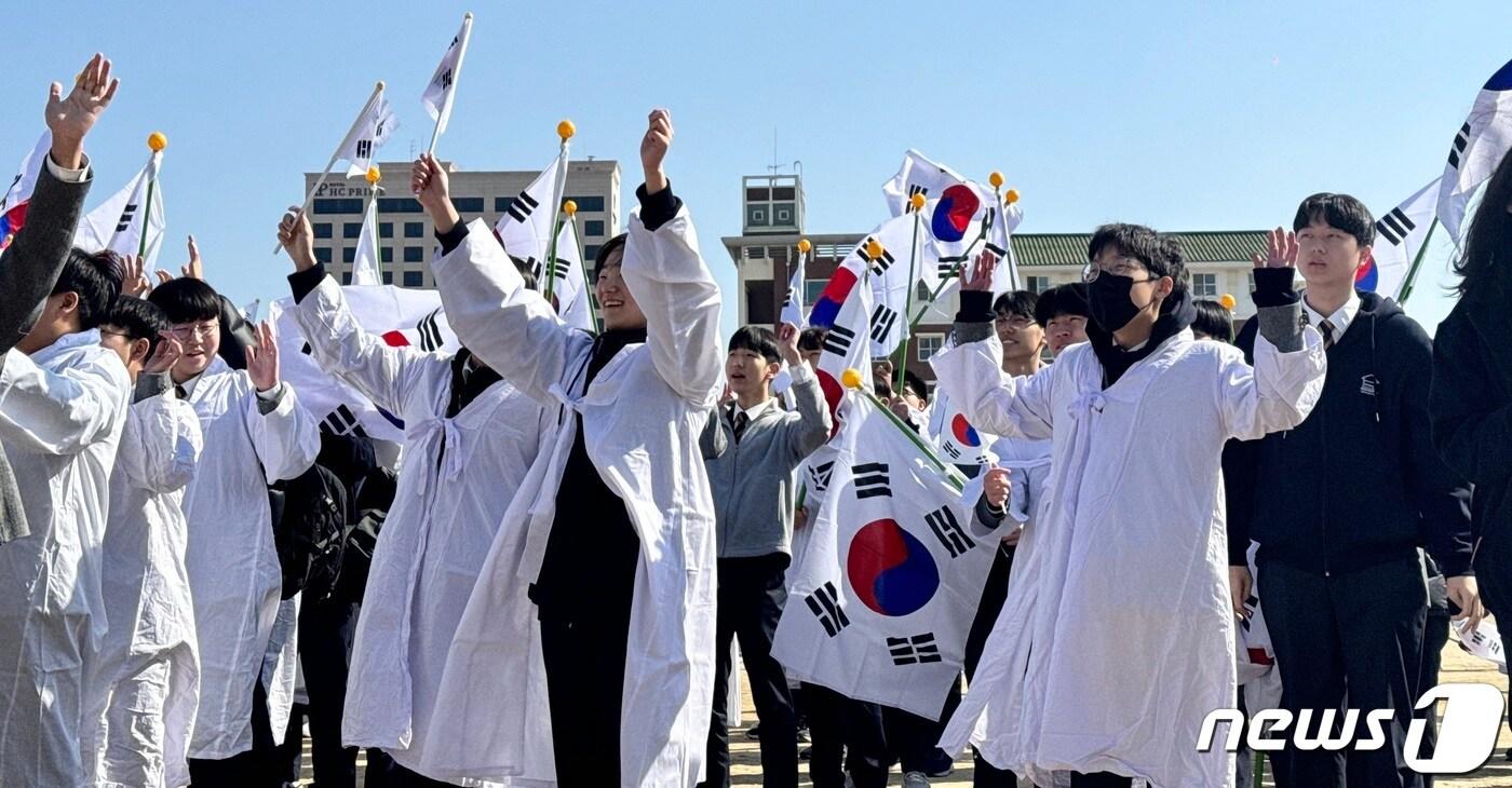 본문 이미지 - 전주 3.13 만세운동 재현행사가 열린 9일 전북 전주시 신흥고등학교에서 학생들이 만세를 외치고 있다. 2024.3.9/뉴스1 ⓒ News1 유경석 기자