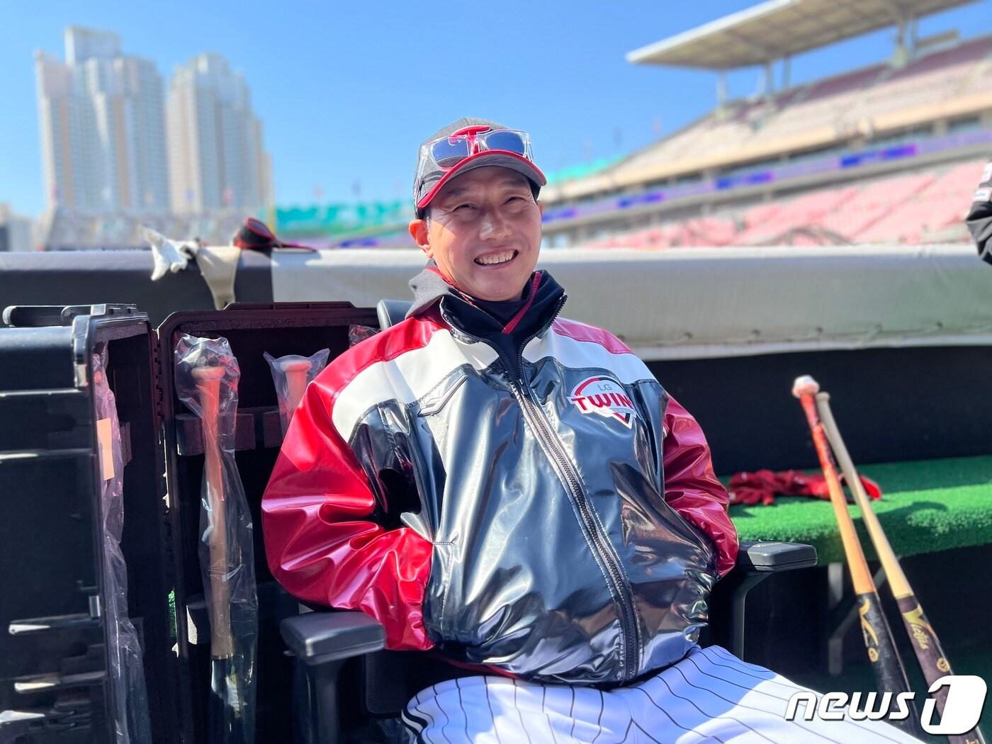 본문 이미지 - 염경엽 LG 트윈스 감독이 9일 수원케이티위즈파크에서 열리는 KT 위즈와 시범경기를 앞두고 취재진과 인터뷰를 하고 있다. 2024.03.09/뉴스1 ⓒ News1 이상철 기자