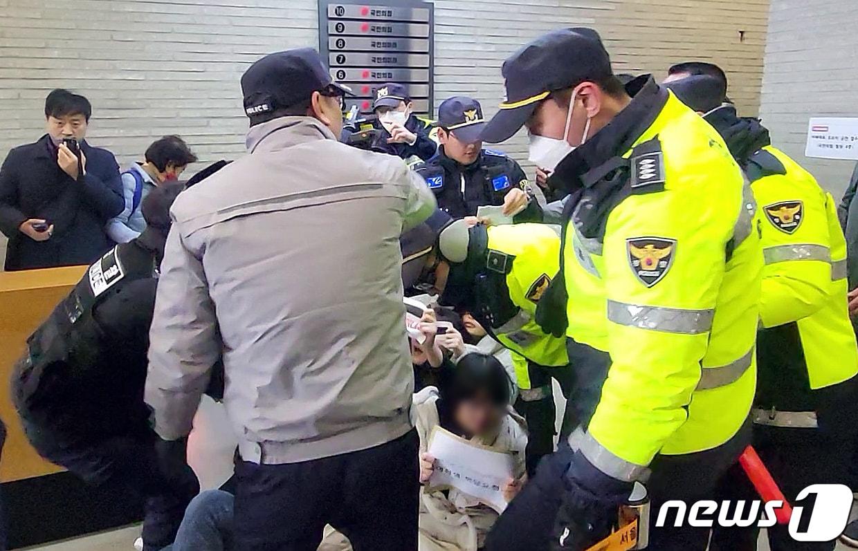 본문 이미지 - 한국대학생진보연합 회원들이 10일 오후 서울 여의도 국민의힘 당사에서 성일종 국민의힘 의원의 사퇴를 요구하다 경찰에 제지당하고 있다. 2024.3.9/뉴스1 ⓒ News1 신윤하 기자