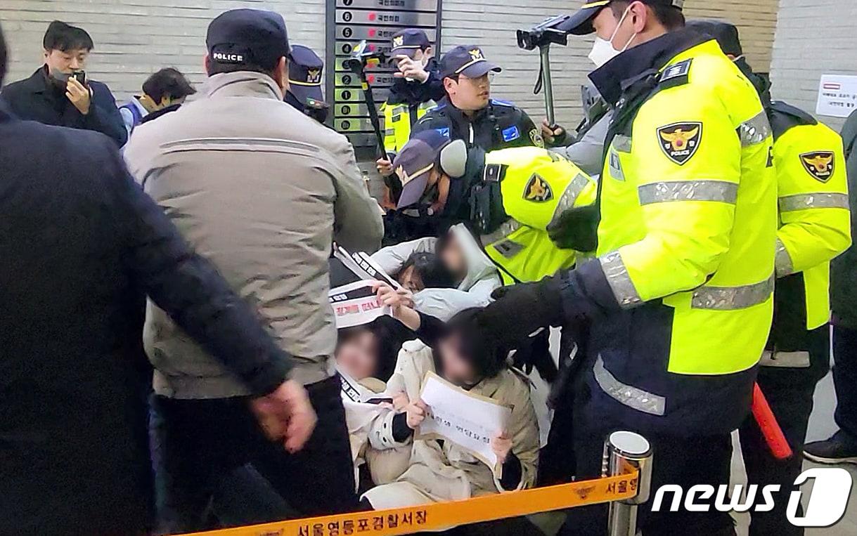 본문 이미지 - 한국대학생진보연합 회원들이 10일 오후 서울 여의도 국민의힘 당사에서 성일종 국민의힘 의원의 사퇴를 요구하다 경찰에 제지당하고 있다. 2024.3.9/뉴스1 ⓒ News1 신윤하 기자